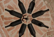 Bottiglie nel muro
