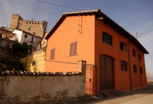 La cantina e il castello di Serralunga
